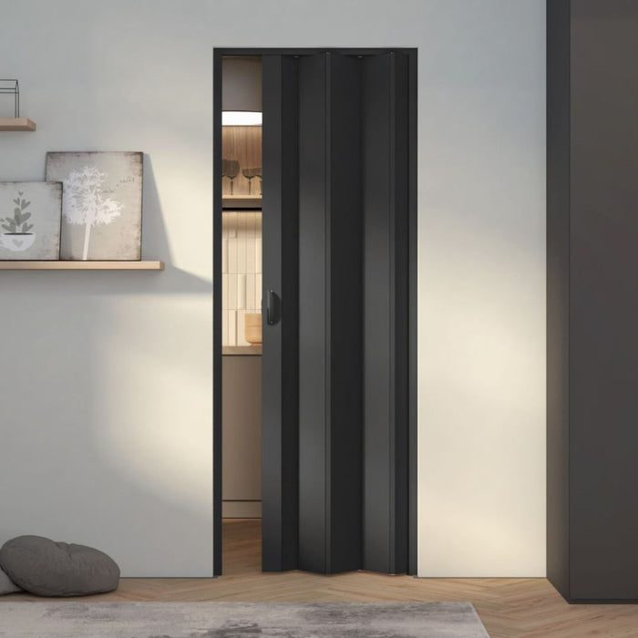Zwarte vouwdeur | Vouwdeur zwart | Harmonica deur zwart | Ruimtebesparende vouwdeur | Luxe vouwdeur | Moderne vouwdeur | Stijlvolle vouwdeur | Zwarte harmonica vouwdeur | Opvouwbare deur zwart | Vouwdeur met magneetsluiting | Design vouwdeur | Elegante vouwdeur