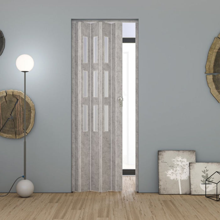Maya grijze vouwdeur met glas van Fortesrl 83x214 cm in woonkamer – moderne ruimtebesparende binnendeur van PVC